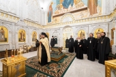 Члени Священного Синоду молилися за літією за померлими архієреями