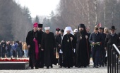 Патриарший экзарх всея Беларуси возложил цветы к Вечному огню и памятнику Непокоренному человеку в мемориальном комплексе «Хатынь»