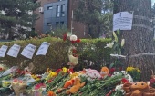 Жители Софии несут цветы к подворью Русской Православной Церкви в память о жертвах теракта в «Крокус Сити Холле»