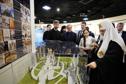 Святейший Патриарх Кирилл посетил выставку современного церковного искусства и архитектуры при храме равноапостольного князя Владимира в Тушине