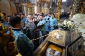 His Holiness Patriarch Kirill celebrates moleben in Donskoy Monastery at the shrine with St. Tikhon’s relics