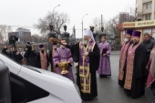 Митрополит Новосибирский Никодим освятил «Автобусы спасения»