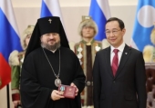 Глава Республики Якутия вручил архиепископу Якутскому Роману орден Дружбы