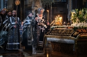 В канун Великой Субботы Святейший Патриарх Кирилл совершил утреню с чином погребения в Храме Христа Спасителя в Москве
