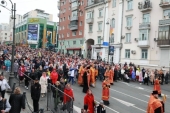 Пасхальный крестный ход по центру Владивостока объединил около 3 000 верующих