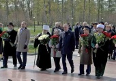 Делегация Санкт-Петербургской епархии возложила цветы на Пискаревском кладбище Северной столицы