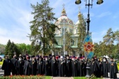 В канун Дня Победы священнослужители Алма-Аты во главе с митрополитом Астанайским Александром возложили цветы к мемориалу Славы в Парке имени 28 гвардейцев-панфиловцев