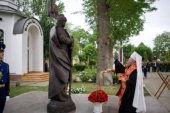 Глава Кубанской митрополии освятил памятник святому Александру Невскому в Краснодарском кадетском училище