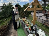 Metropolitan Joanikije of Montenegro and the Littoral celebrates memorial service for Bishop Antonije (Pantelić) at his grave in Moscow