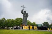 Молебень біля пам'ятника рівноапостольному князеві Володимиру на Боровицькій площі в Москві
