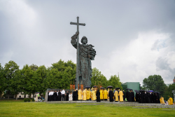 Молебен у памятника равноапостольному князю Владимиру на Боровицкой площади в Москве