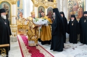 В день памяти священномученика Вениамина, митрополита Петроградского, Патриарший экзарх всея Беларуси совершил Литургию в Свято-Духовом кафедральном соборе в Минске