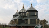 Raiders cut locks off the doors of the UOC church in Chernivtsi region