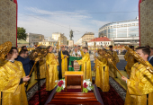 Патриарший визит в Санкт-Петербургскую митрополию. Торжества по случаю 300-летия перенесения мощей блгв. кн. Александра Невского в Санкт-Петербург. Молебен на площади Александра Невского