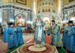 В канун праздника Введения во храм Пресвятой Богородицы Святейший Патриарх Кирилл совершил всенощное бдение в Храме Христа Спасителя