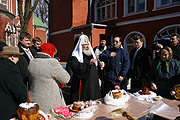 По традиции в Великую Субботу Святейший Патриарх Алексий посетил ряд московских храмов