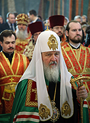 Святейший Патриарх Кирилл совершил Божественную литургию и литию в Архангельском соборе Московского Кремля