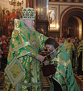 В канун праздника Входа Господня в Иерусалим Предстоятель Русской Церкви наградил представителей столичного духовенства
