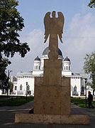 Макет памятника ликвидаторам аварии на Чернобыльской АЭС установлен напротив Спасского собора в Нижнем Новгороде