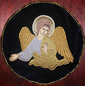 Воссозданные шедевры церковного золотошвейного искусства представлены на выставке в петербургском зале 'Смольный'