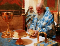 В престольный праздник Святейший Патриарх Алексий совершил Литургию в Успенском соборе Кремля