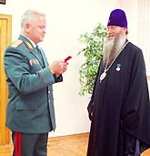 Архиепископ Новосибирский Тихон награжден нагрудным знаком 'За содействие ФСКН России'
