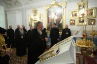 Члены Священного Синода Русской Православной Церкви по окончании заседания вознесли молитвы в домовом храме здания Синода в Санкт-Петербурге