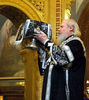 В Великую среду в Храме Христа Спасителя Святейший Патриарх совершил последнюю в году Литургию Преждеосвященных даров и удостоил наград ряд московских клириков