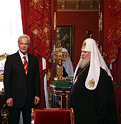 Святейшему Патриарху Алексию вручена премия за вклад в будущее России
