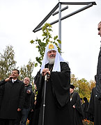 Предстоятель Русской Церкви почтил память 100 тысяч жертв нацизма на месте бывшего концлагеря «Пятый полк» в Витебске