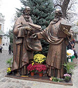 Блаженнейший митрополит Владимир освятил памятник равноапостольным Кириллу и Мефодию в Киево-Печерской лавре