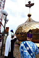На возведенный в Астане Успенский кафедральный собор установлены купола