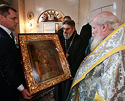 Святейшему Патриарху Алексию передан образ Божией Матери 'Достойно есть'