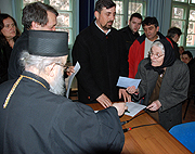 Епископ Рашко-Призренский Артемий передал денежную помощь жильцам обрушившегося дома в Косовской Митровице