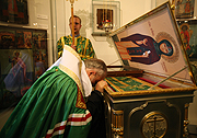 В день памяти преподобной Евфросинии Московской Святейший Патриарх Кирилл совершил молебен в Архангельском соборе Московского Кремля