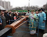 Архиепископ Истринский Арсений освятил крест на месте строительства Покровского храма в Ясеневе