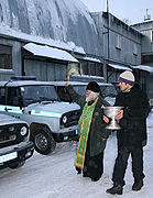 Клирик Кемеровской епархии освятил милицейский автопарк