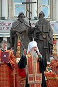 Митрополит Ювеналий освятил памятник святым равноапостольным Кириллу и Мефодию в Саратове