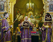 В Великий Четверг Святейший Патриарх Алексий совершил вечерню и Литургию свт. Василия Великого
