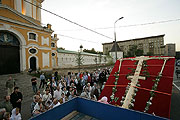 В ночь на 7 августа Поклонный крест был обвезен вокруг Москвы