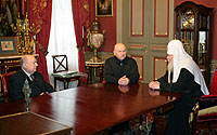 Ю.М. Лужков и В.И. Ресин, посетив Патриаршую резиденцию, поздравили Предстоятеля Русской Церкви с днем рождения и предстоящим Тезоименитством