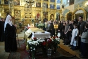 Прощание Святейшего Патриарха Алексия с почившим протоиереем Димитрием Акинфиевым