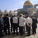 Отменив многовековой запрет, израильские раввины в воскресенье поднялись на Храмовую гору в Иерусалиме