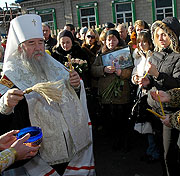 Митрополит Ириней совершил панихиду по погибшим в результате взрыва бытового газа в одном из районов Днепропетровска