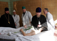 Епископ Бакинский и Прискаспийский Александр посетил в московской больнице пострадавших в результате трагедии на Басманном рынке