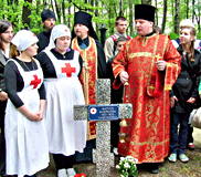 В Международный день сестер милосердия петербургские лицеисты почтили память деятелей Красного Креста, погребенных в Александро-Невской лавре
