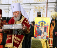 Верующие и братия Киево-Печерской лавры торжественно встретили мощи святителя Спиридона Тримифунтского