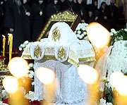 Последняя заупокойная Литургия в Храме Христа Спасителя перед гробом с телом Святейшего Патриарха Алексия