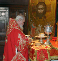 В последнее воскресение пасхальных праздников Святейший Патриарх Алексий совершил Божественную литургию в храме Христа Спасителя