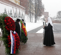Возложение цветов к могиле Неизвестного солдата